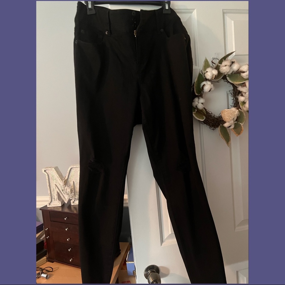 🎁 TORRID Black Denim Distressed Jeggings 🎁